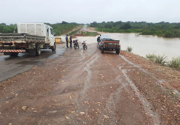 Estrada PI- 459 interditada em Queimada Nova