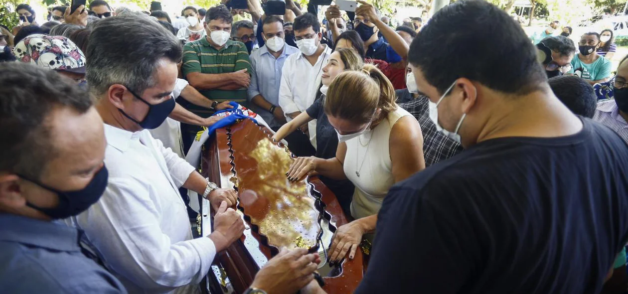Familiares e amigos dando o último adeus ao ex-prefeito