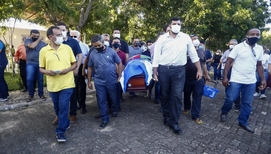 Familiares e amigos levam o caixão de Firmino Filho