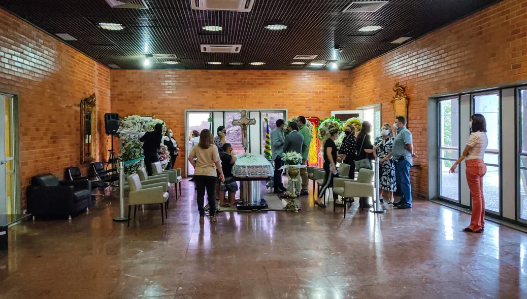 Familiares e amigos se despedem do ex-governador Guilherme Melo