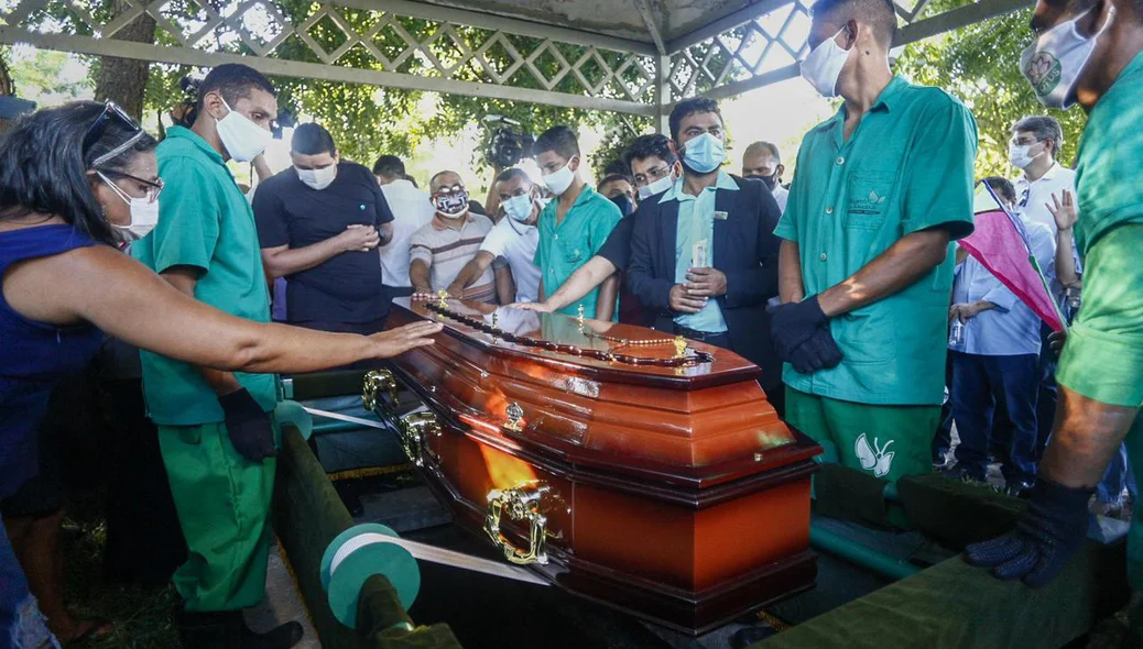 Familiares e amigos se despedem do ex-prefeito Firmino Filho