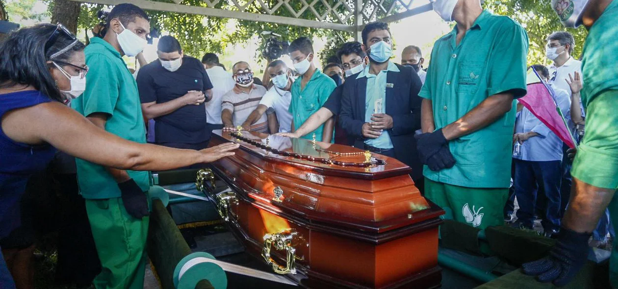 Familiares e amigos se despedem do ex-prefeito Firmino Filho