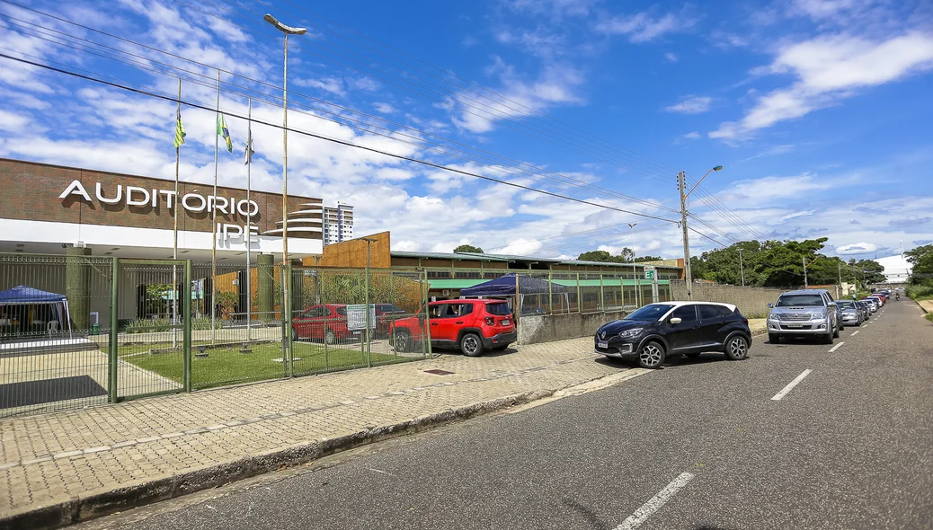 Fila de vacinação na Uninovafapi