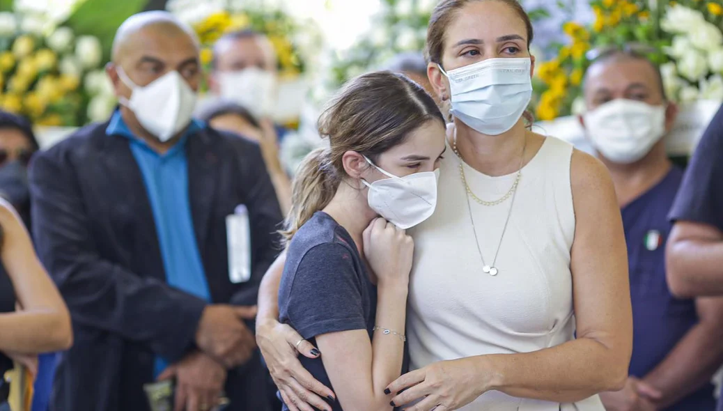 Filha Cristina e Lucy Soares dão último adeus a Firmino Filho