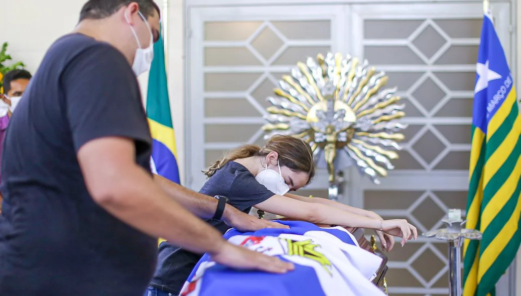 Filha do ex-prefeito se despedindo do pai