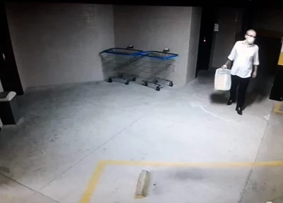 Firmino Filho chegando no edifício