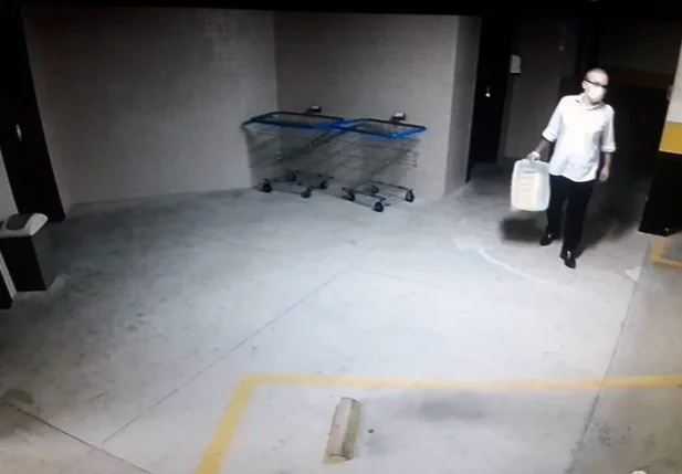 Firmino Filho chegando no edifício