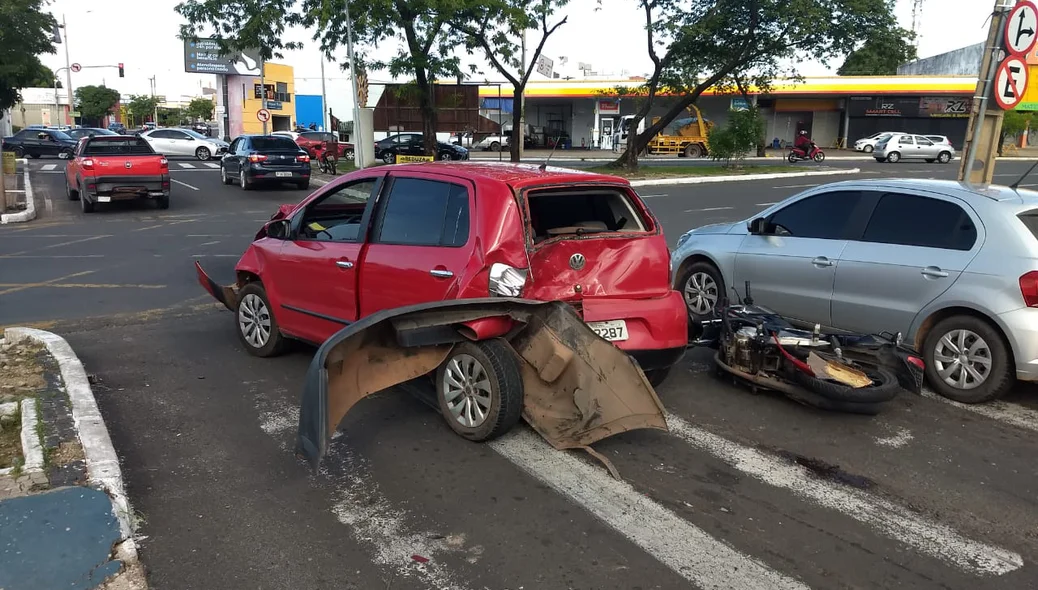 Fox acabou batendo em uma moto e em uma Fiat Strada