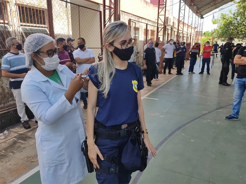 Guarda municipal sendo vacinada