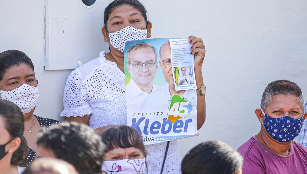 Homem presta última homenagem a Firmino Filho