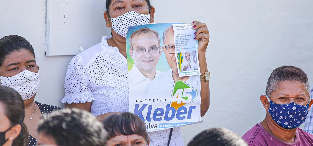 Homem presta última homenagem a Firmino Filho