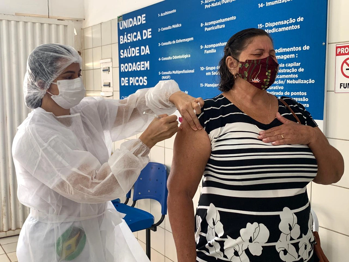 Idosa sendo vacinada contra covid-19 em Oeiras