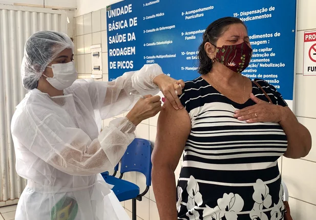 Idosa sendo vacinada contra covid-19 em Oeiras