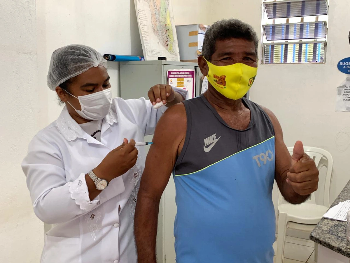 Idoso sendo vacinado contra covid-19 em Oeiras
