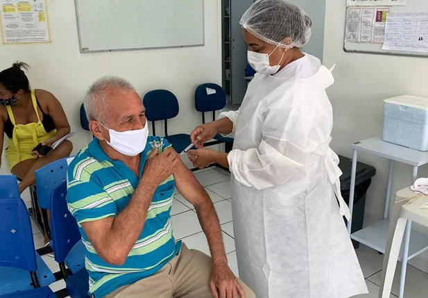 Idoso sendo vacinado em Oeiras