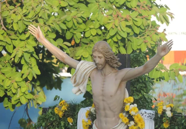 Imagem do Cristo Ressuscitado percorre Teresina neste domingo de Páscoa