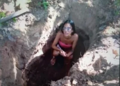 Imagem mostra a jovem minutos antes de morrer, na própria cova