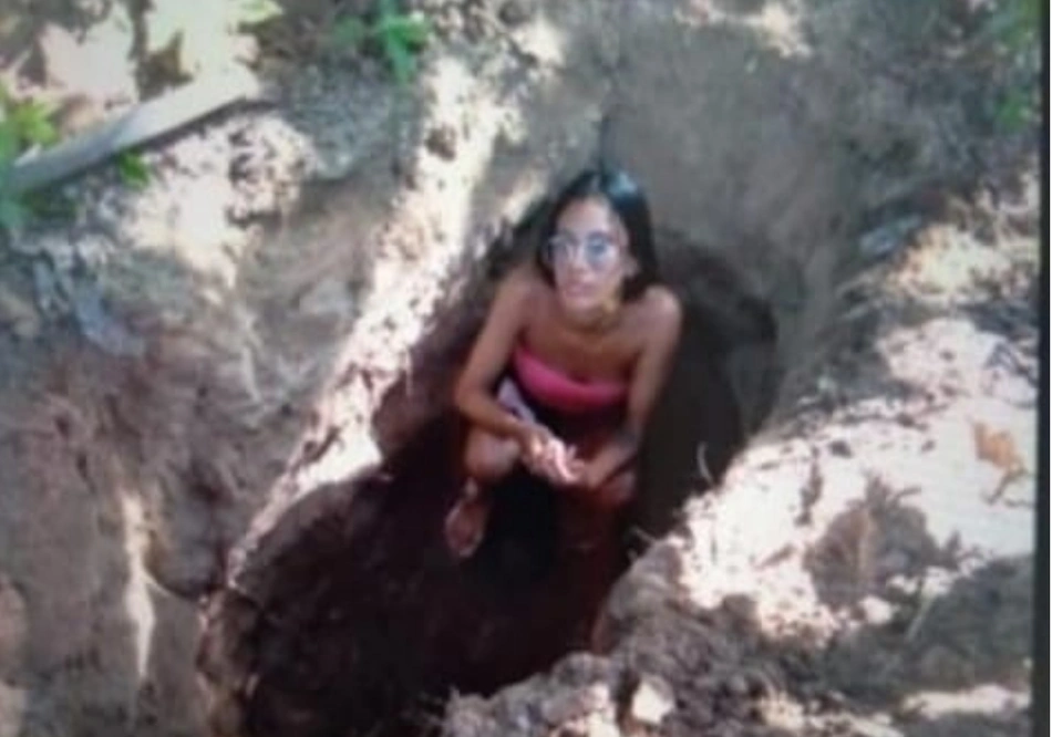 Imagem mostra a jovem minutos antes de morrer, na própria cova