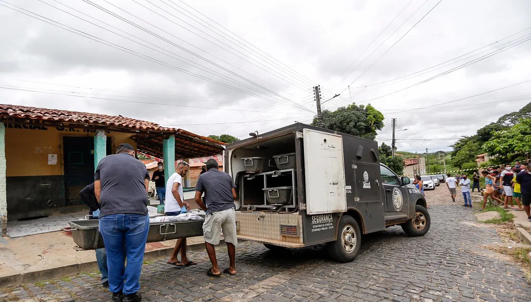 IML removendo o corpo da vítima