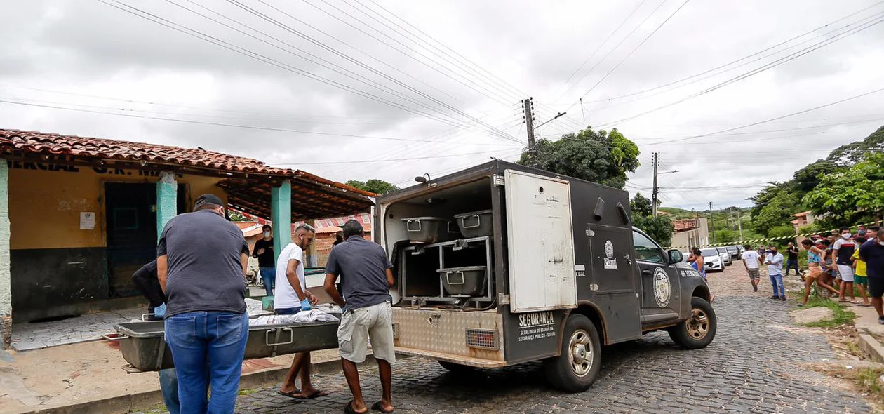 IML removendo o corpo da vítima