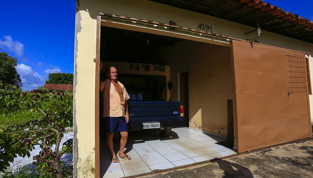 João Félix na porta da rua residência