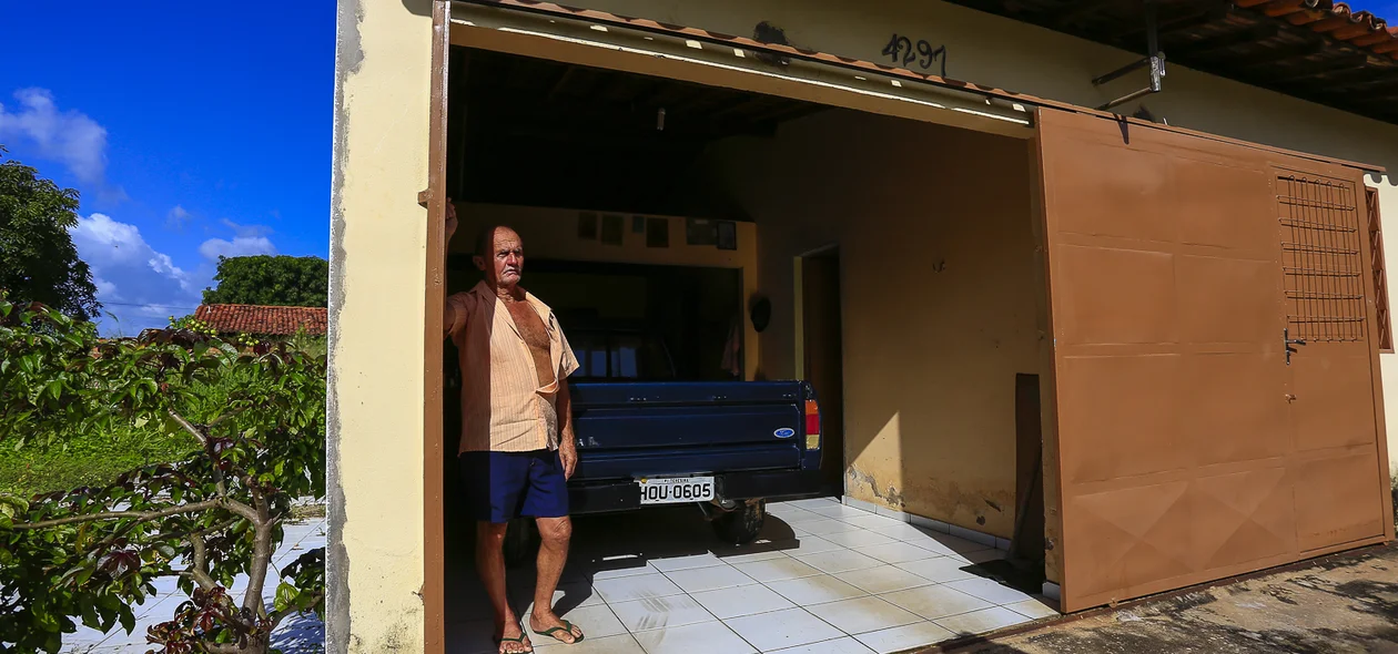 João Félix na porta da rua residência