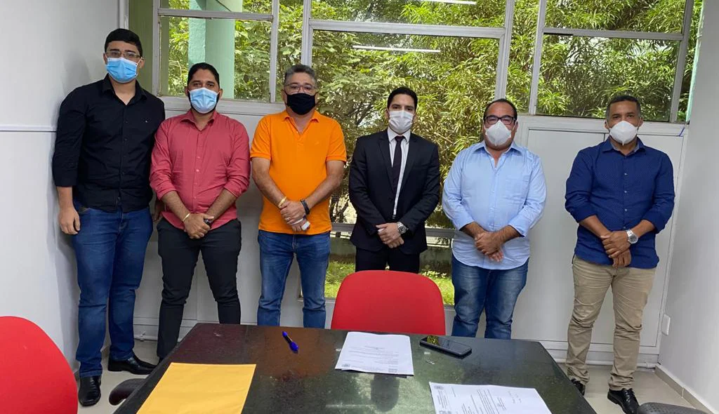 João Mádison ao lado de Leonardo Sobral e demais lideranças
