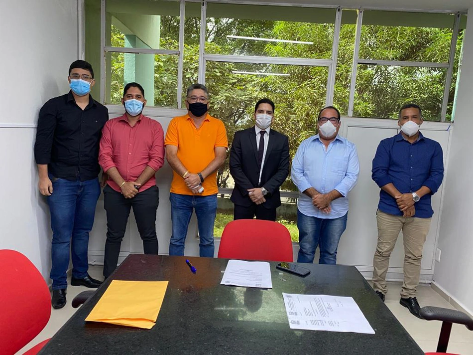 João Mádison ao lado de Leonardo Sobral e demais lideranças