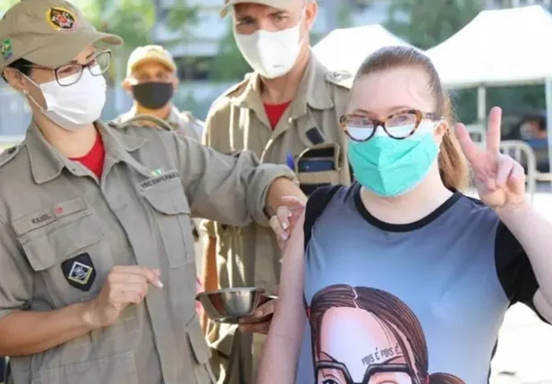 Jovem com síndrome de Down recebendo a primeira dose da vacina