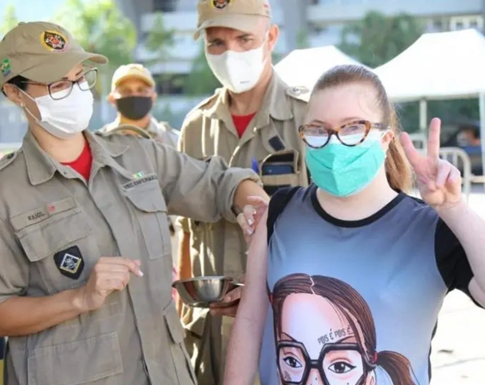 Jovem com síndrome de Down recebendo a primeira dose da vacina