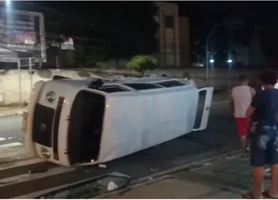 Kombi tombou com o forte impacto