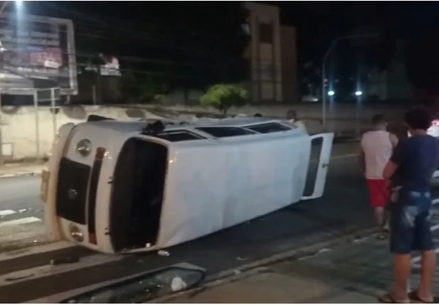 Kombi tombou com o forte impacto