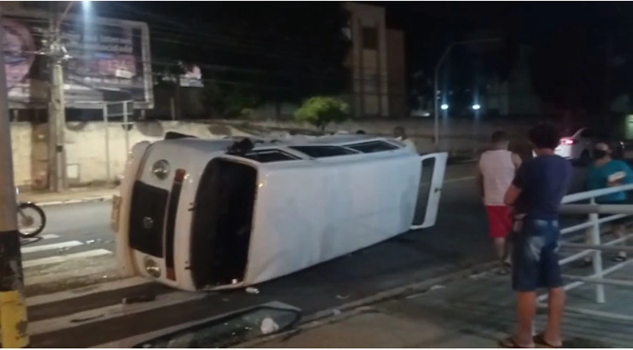 Kombi tombou com o forte impacto