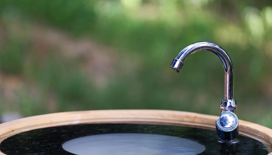 Lavabo instalado na praça