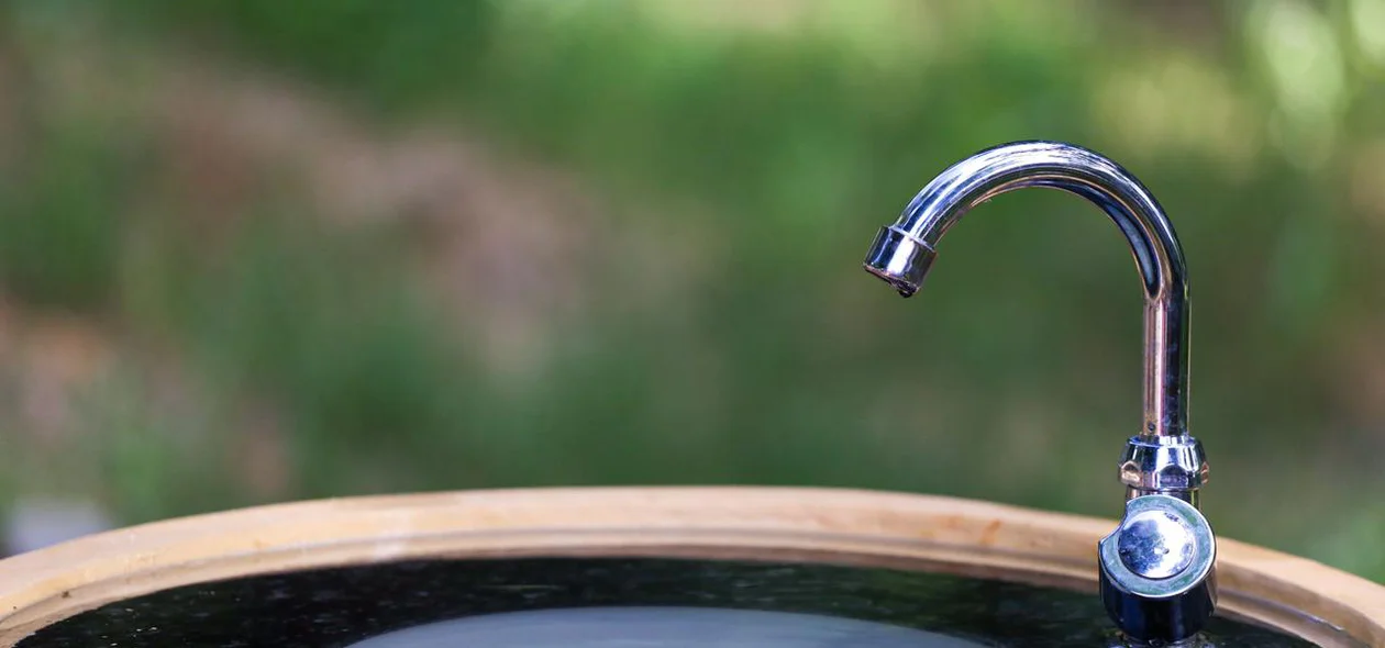 Lavabo instalado na praça