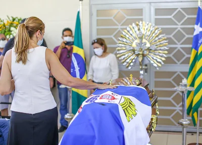 Lucy dando o último adeus ao ex-prefeito Firmino Filho