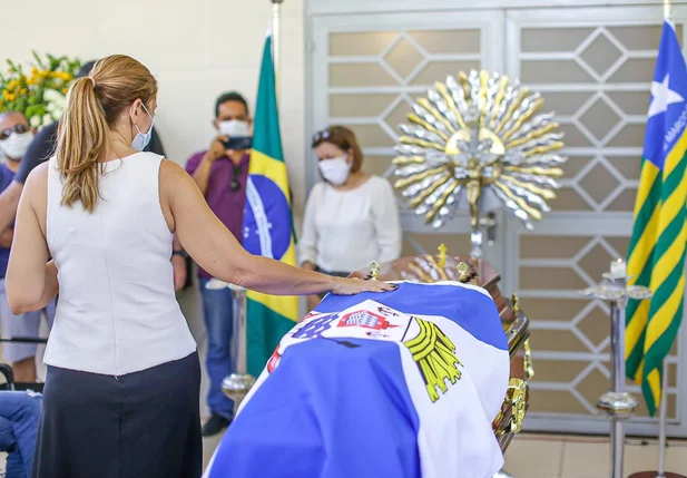 Lucy dando o último adeus ao ex-prefeito Firmino Filho