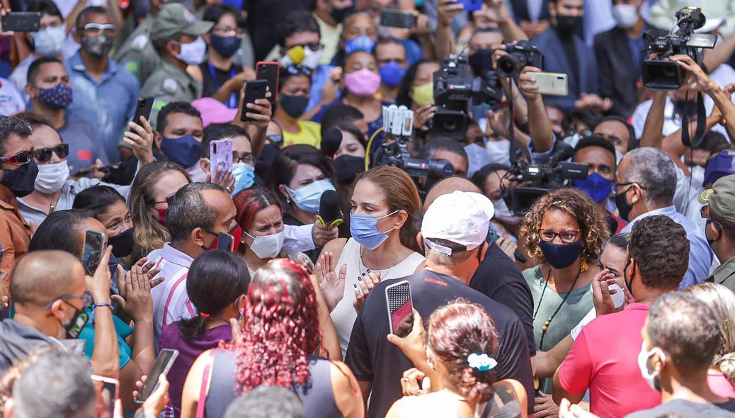 Lucy Soares cercada pelos teresinenses na frente da prefeitura