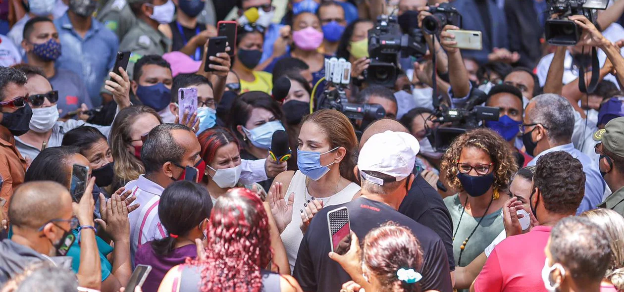 Lucy Soares cercada pelos teresinenses na frente da prefeitura