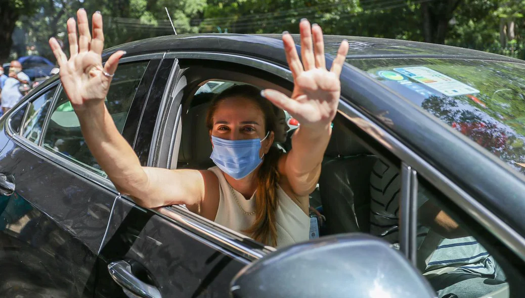 Lucy Soares desabafou em frente a Prefeitura de Teresina