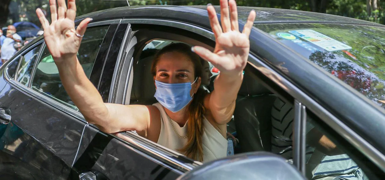Lucy Soares desabafou em frente a Prefeitura de Teresina