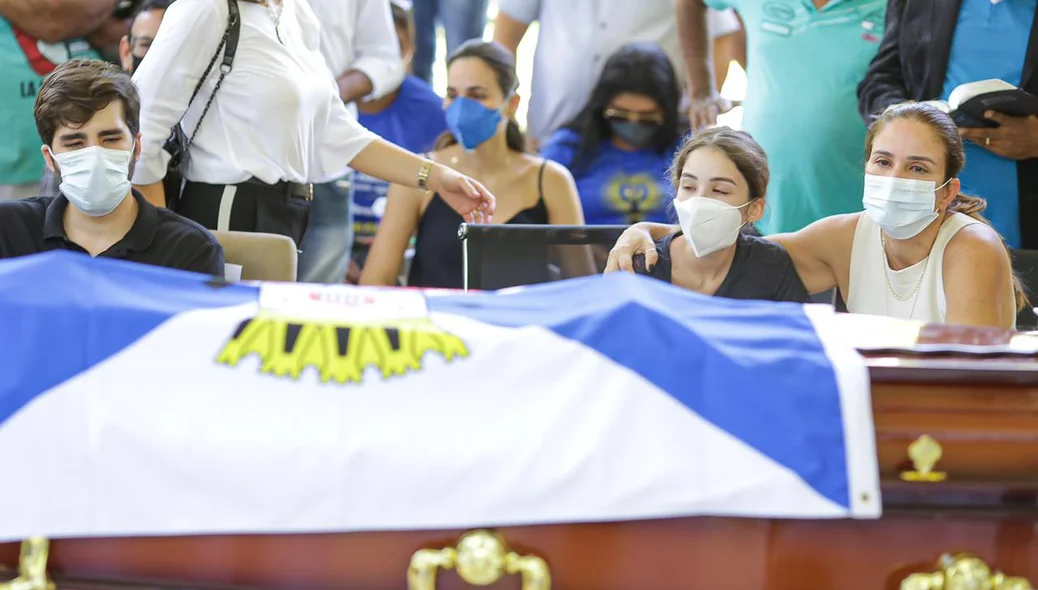 Lucy Soares e filhos acompanham a missa ao lado do caixão