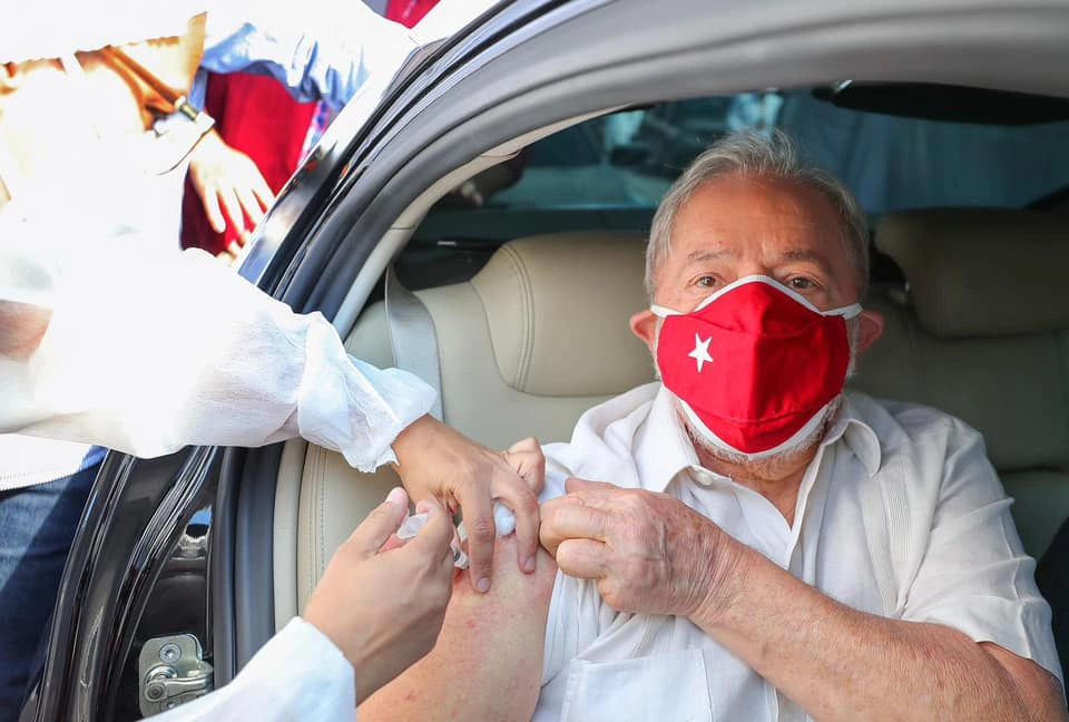 Lula recebe segunda dose da vacina contra covid-19