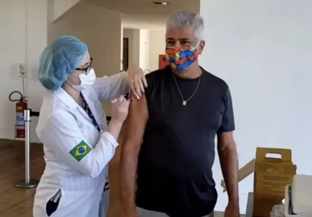 Lulu Santos é vacinado contra covid-19