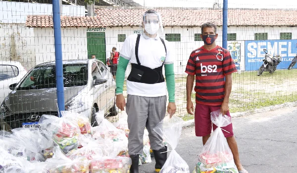 Mesa Brasil Sesc entrega cestas de alimentos aos artistas de Parnaíba