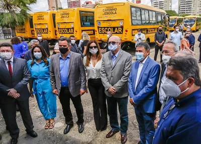 Ministro Milton Ribeiro entrega 32 ônibus escolares ao Piauí