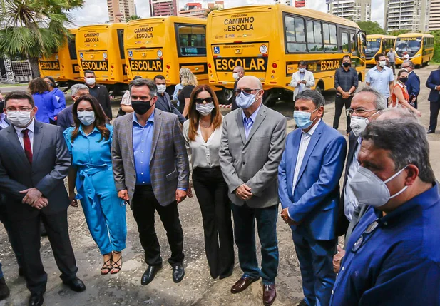 Ministro Milton Ribeiro entrega 32 ônibus escolares ao Piauí