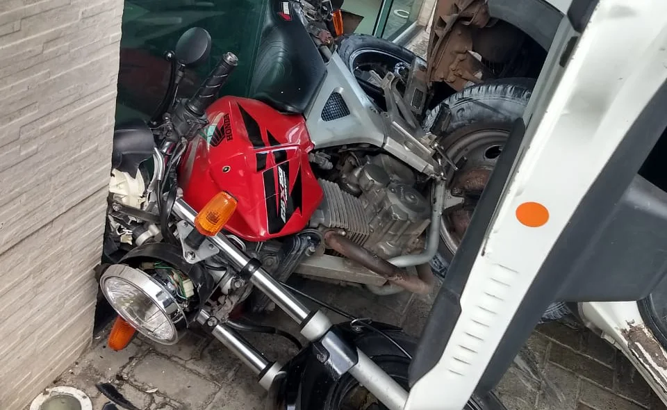 Moto ficou debaixo do caminhão