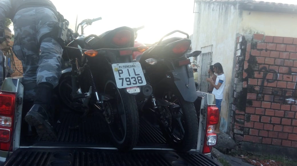 Motocicletas encontradas com o suspeito
