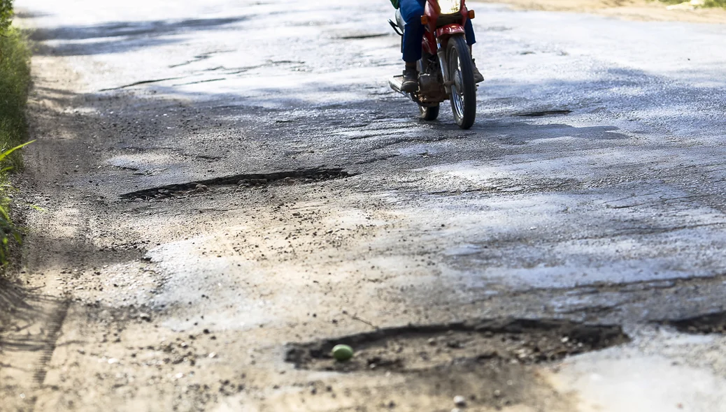 Motoqueiro tem dificuldade para transitar na Estrada da alegria